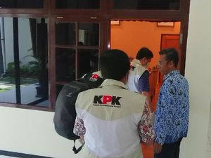 KPK Geledah Gedung DPRD Tulungagung KPK Geledah Gedung DPRD Tulungagung