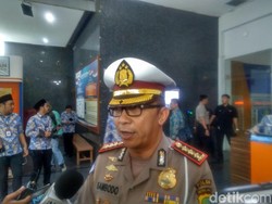 Polisi Bantu Ibu Melahirkan Bayi di Tengah Macet di Tol JORR