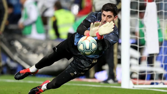 MADRID, SPAIN - FEBRUARY 16: Thibaut Courtois of Real Madrid warms up prior to the La Liga match between Real Madrid CF and RC Celta de Vigo at Estadio Santiago Bernabeu on February 16, 2020 in Madrid, Spain. (Photo by Angel Martinez/Getty Images)