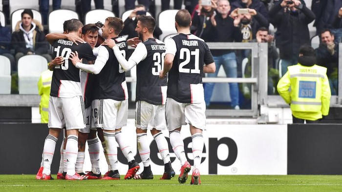 Juventus Paulo Dybala, second left, celebrates with teammates after scoring his sides opening goal during the Serie A soccer match between Juventus and Brescia, a the Allianz Stadium in Turin, Italy, Sunday, Feb. 16, 2020. (Marco Alpozzi/Lapresse via AP)