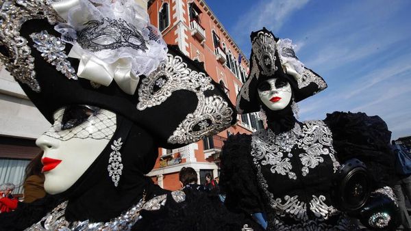 Ragam Kostum dan Topeng Unik Meriahkan Karnaval di Venesia