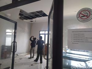 Plafon Ruang Rawat Inap Puskesmas di Jombang Ambrol, Pasien Direlokasi Plafon Ruang Rawat Inap Puskesmas di Jombang Ambrol, Pasien Direlokasi