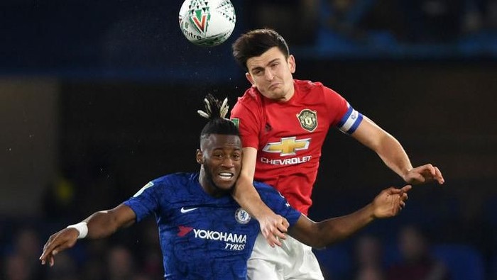LONDON, ENGLAND - OCTOBER 30: Harry Maguire of Manchester United wins a header over Michy Batshuayi of Chelsea during the Carabao Cup Round of 16 match between Chelsea and Manchester United at Stamford Bridge on October 30, 2019 in London, England. (Photo by Mike Hewitt/Getty Images)