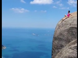 Sembrono! Perempuan Ini di Berpose di Bibir Tebing Tanpa Pengaman