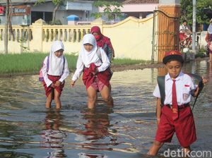Banjir Rendam SD di Sidoarjo Sebulan, Kaki Para Siswa Gatal-gatal
