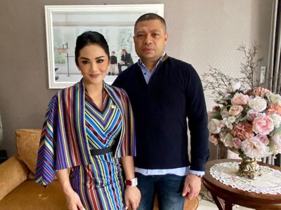 Digosipkan Cerai, Lihat Gaya KD Pamer Baju Produk Usaha Milik Suami