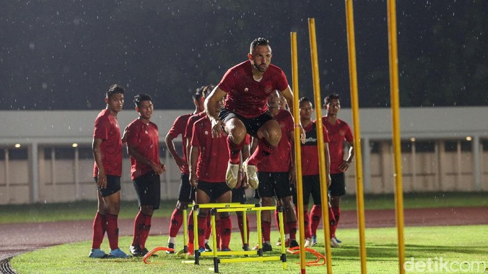 Timnas Indonesia melakukan sesi latihan ketiga di Lapangan Madya, Jakarta, Senin (17/2/2020). Latihan dipimpin langsung oleh Shin Tae Yong.
