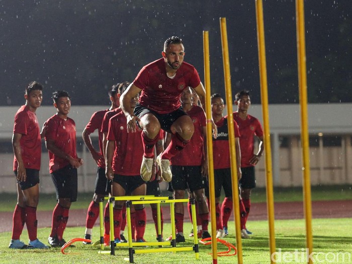 Timnas Indonesia melakukan sesi latihan ketiga di Lapangan Madya, Jakarta, Senin (17/2/2020). Latihan dipimpin langsung oleh Shin Tae Yong.