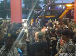 Arema FC Latihan Tertutup di Stadion Soepriadi