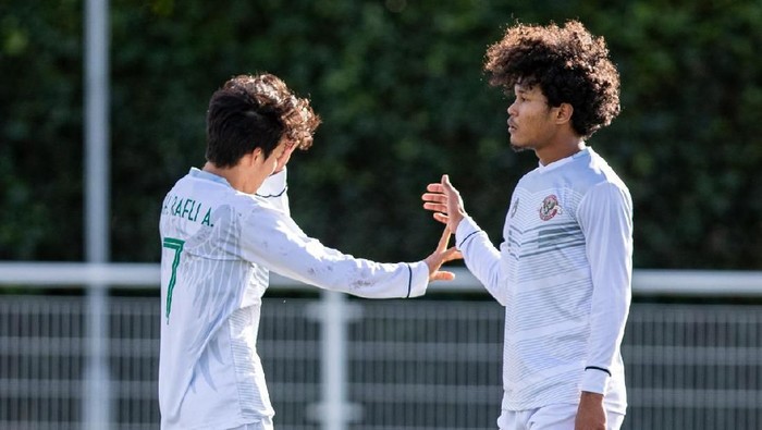 Dua pemain Garuda Select, Amiruddin Bagus Kahfi Alfikri dan Muhammad Rafli Asrul.