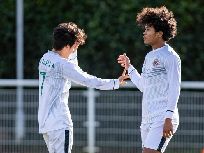 Dua pemain Garuda Select, Amiruddin Bagus Kahfi Alfikri dan Muhammad Rafli Asrul.