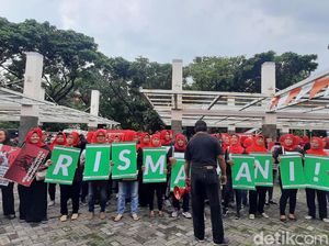 Dipanggil Bawaslu, Kepala Bappeko Eri Cahyadi Dikawal Massa Relawan