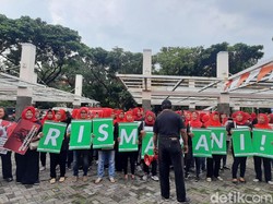 Dipanggil Bawaslu, Kepala Bappeko Eri Cahyadi Dikawal Massa Relawan