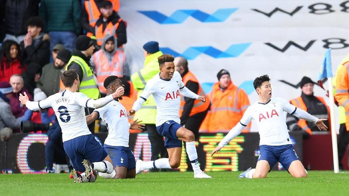 BIRMINGHAM, ENGLAND - FEBRUARY 16: Heung-Min Son of Tottenham Hotspur celebrates with team mates after scoring his sides third goal during the Premier League match between Aston Villa and Tottenham Hotspur at Villa Park on February 16, 2020 in Birmingham, United Kingdom. (Photo by Laurence Griffiths/Getty Images)
