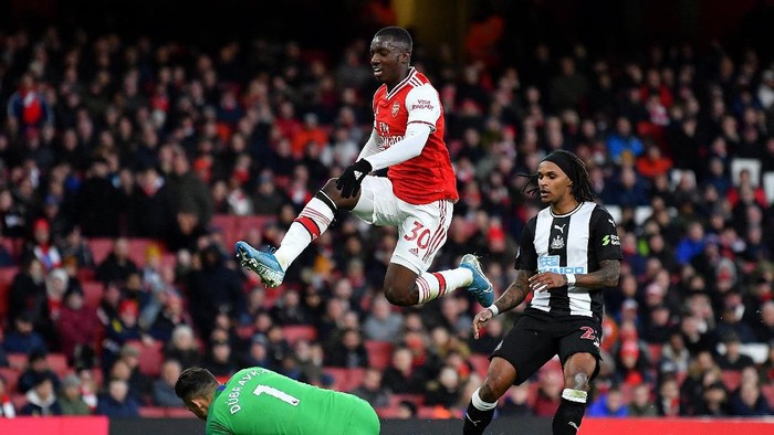 LONDON, ENGLAND - FEBRUARY 16: Edward Nketiah of Arsenal hurdleds Martin Dubravka of Newcastle United during the Premier League match between Arsenal FC and Newcastle United at Emirates Stadium on February 16, 2020 in London, United Kingdom. (Photo by Justin Setterfield/Getty Images)