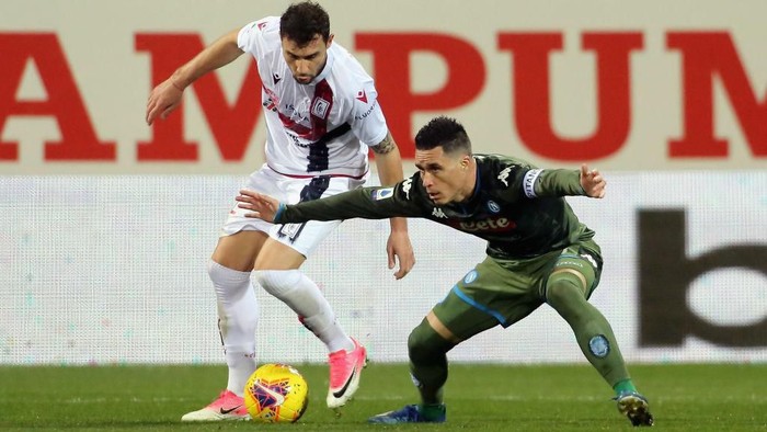 CAGLIARI, ITALY - FEBRUARY 16: Artur Ionita of Cagliari in contrast of Josè Callejon of Napoli   during the Serie A match between Cagliari Calcio and  SSC Napoli at Sardegna Arena on February 16, 2020 in Cagliari, Italy.  (Photo by Enrico Locci/Getty Images)