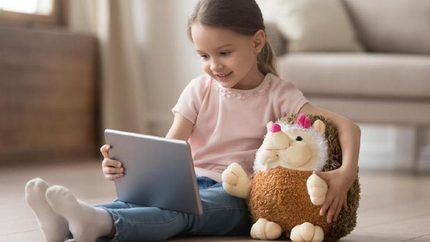 ilustrasi anak main gadget