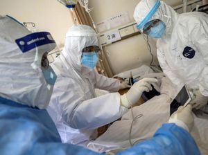 Potret Tak Kenal Lelah Tim Medis Tangani Pasien Corona Potret Tak Kenal Lelah Tim Medis Tangani Pasien Corona