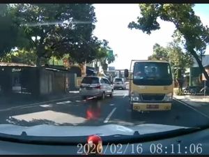 Viral Video Mobil Santuy Hadang Truk di Klaten, Polisi Turun Tangan Viral Video Mobil Santuy Hadang Truk di Klaten, Polisi Turun Tangan