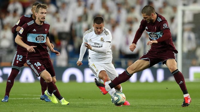 MADRID, SPAIN - FEBRUARY 16: Eden Hazard of Real Madrid is tackled by Okay Yokuslu of Celta Vigo during the La Liga match between Real Madrid CF and RC Celta de Vigo at Estadio Santiago Bernabeu on February 16, 2020 in Madrid, Spain. (Photo by Angel Martinez/Getty Images)