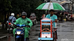 Semangat Juang Para Pencari Rezeki Menembus Hujan