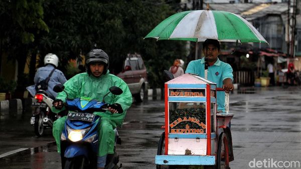 Semangat Juang Para Pencari Rezeki Menembus Hujan