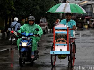 Semangat Juang Para Pencari Rezeki Menembus Hujan