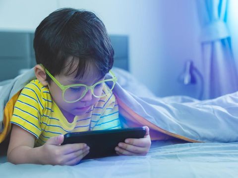 Anak main gadget
