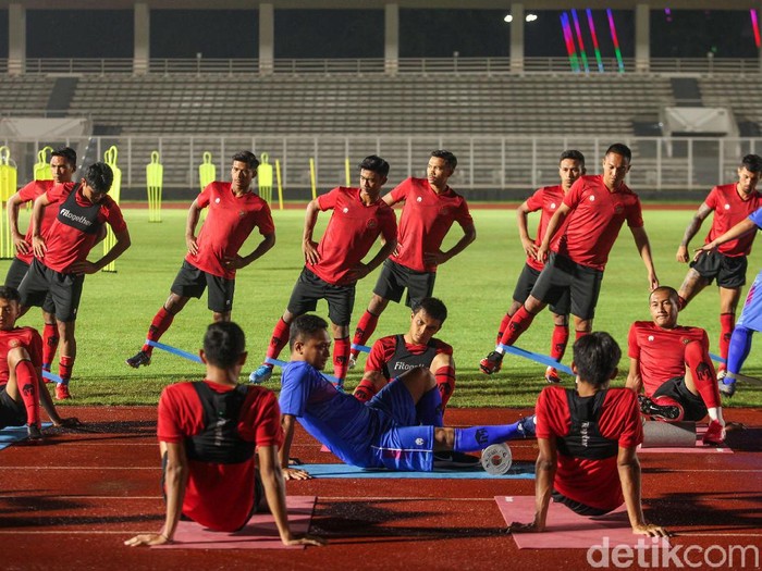 Timnas Indonesia melakukan sesi latihan ketiga di Lapangan Madya, Jakarta, Senin (17/2/2020). Latihan dipimpin langsung oleh Shin Tae Yong.