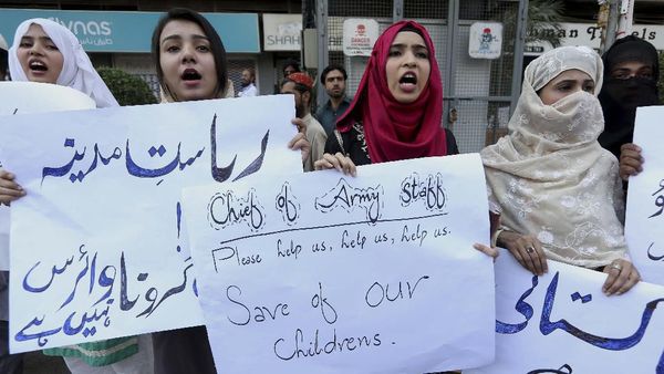 Aksi Warga Pakistan Minta Keluarganya Dievakuasi dari Wuhan