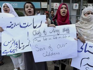 Aksi Warga Pakistan Minta Keluarganya Dievakuasi dari Wuhan