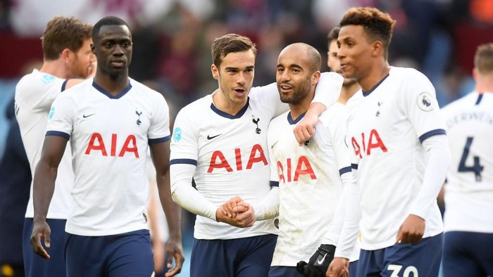 BIRMINGHAM, ENGLAND - FEBRUARY 16: Lucas Moura of Tottenham Hotspur and Harry Winks of Tottenham Hotspur celebrate victory during the Premier League match between Aston Villa and Tottenham Hotspur at Villa Park on February 16, 2020 in Birmingham, United Kingdom. (Photo by Michael Regan/Getty Images)