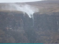 Disapu Badai, Air Terjun Cerobong Iblis, Airnya Balik Lagi ke Atas!