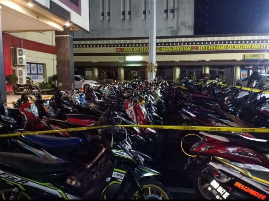 300 Motor Balap Liar di Benteng Somba Opu Makassar Terjaring Polisi 300 Motor Balap Liar di Benteng Somba Opu Makassar Terjaring Polisi