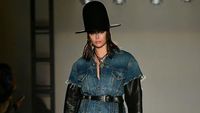 Foto: Gaya Kaia Gerber di New York Fashion Week, a la Koboi sampai Fierce