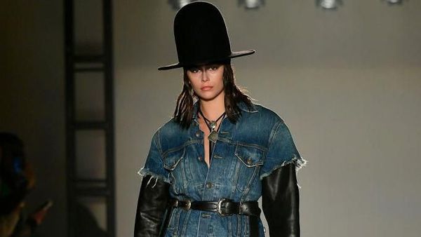Foto: Gaya Kaia Gerber di New York Fashion Week, a la Koboi sampai Fierce