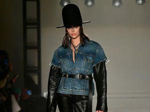 Foto: Gaya Kaia Gerber di New York Fashion Week, a la Koboi sampai Fierce