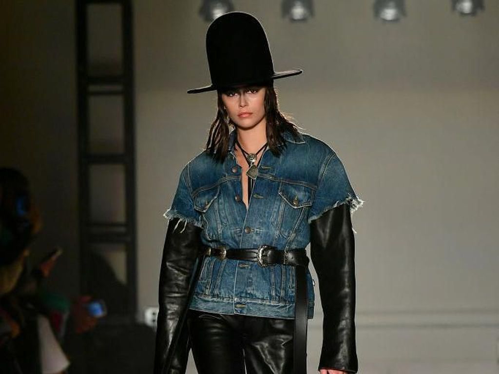 Foto: Gaya Kaia Gerber di New York Fashion Week, a la Koboi sampai Fierce Foto: Gaya Kaia Gerber di New York Fashion Week, a la Koboi sampai Fierce