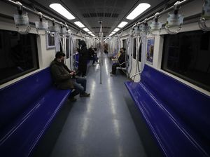 Akibat Corona, Kereta Beijing Sepi di Jam Sibuk