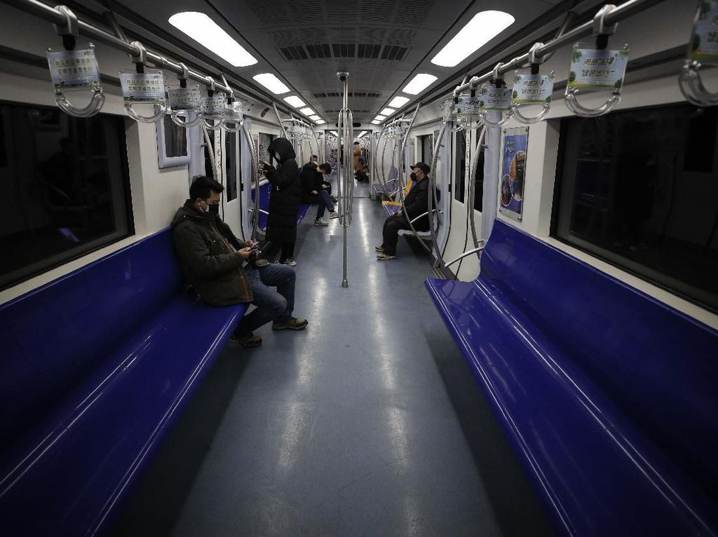 Akibat Corona, Kereta Beijing Sepi di Jam Sibuk Akibat Corona, Kereta Beijing Sepi di Jam Sibuk