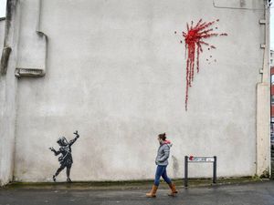Mural Hari Valentine Banksy Dirusak Orang Tak Dikenal Mural Hari Valentine Banksy Dirusak Orang Tak Dikenal