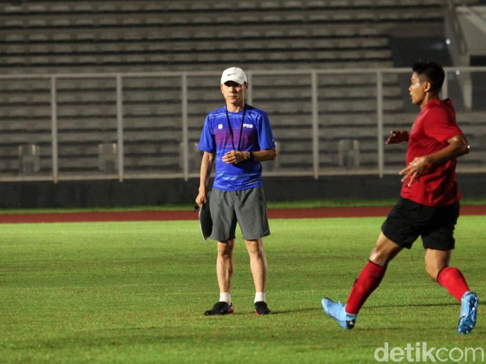 Timnas Indonesia melakukan sesi latihan ketiga di Lapangan Madya, Jakarta, Senin (17/2/2020). Latihan dipimpin langsung oleh Shin Tae Yong.