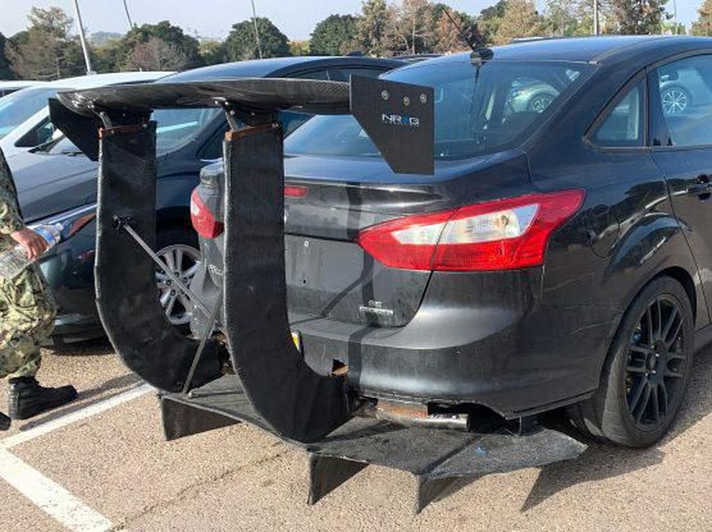 Astaga! Mobil Ini Pakai Sayap Belakang Raksasa Astaga! Mobil Ini Pakai Sayap Belakang Raksasa