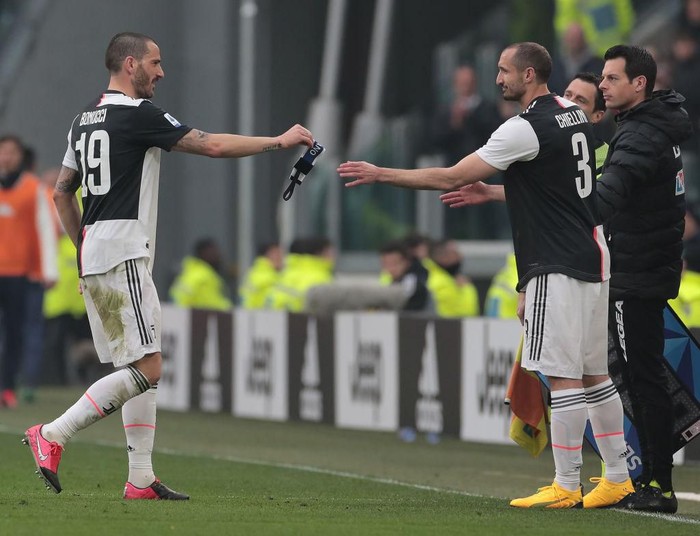 TURIN, ITALY - FEBRUARY 16:  Leonardo Bonucci of Juventus is replaced by his team-mate Giorgio Chiellini during the Serie A match between Juventus and Brescia Calcio at Allianz Stadium on February 16, 2020 in Turin, Italy.  (Photo by Emilio Andreoli/Getty Images)