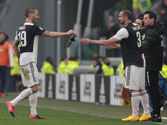 TURIN, ITALY - FEBRUARY 16:  Leonardo Bonucci of Juventus is replaced by his team-mate Giorgio Chiellini during the Serie A match between Juventus and Brescia Calcio at Allianz Stadium on February 16, 2020 in Turin, Italy.  (Photo by Emilio Andreoli/Getty Images)