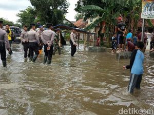 Sungai Cisanggarung Meluap, 4 Kecamatan di Cirebon Terendam Banjir Sungai Cisanggarung Meluap, 4 Kecamatan di Cirebon Terendam Banjir