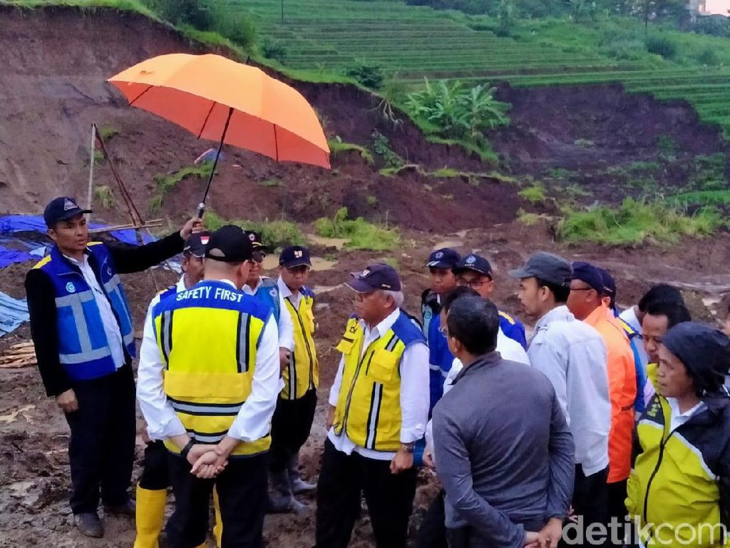 Tinjau Longsor Cipularang, Basuki Pastikan Jalan Tol Aman Dilalui Tinjau Longsor Cipularang, Basuki Pastikan Jalan Tol Aman Dilalui