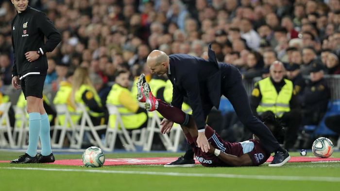 zinedine zidane real madrid vs celta vigo laliga liga spanyol Real Madrids head coach Zinedine Zidane falls with Celta Vigos Joseph Aidoo during the Spanish La Liga soccer match between Real Madrid and Celta de Vigo at the Santiago Bernabeu stadium in Madrid, Spain, Sunday, Feb. 16, 2020. (AP Photo/Manu Fernandez)