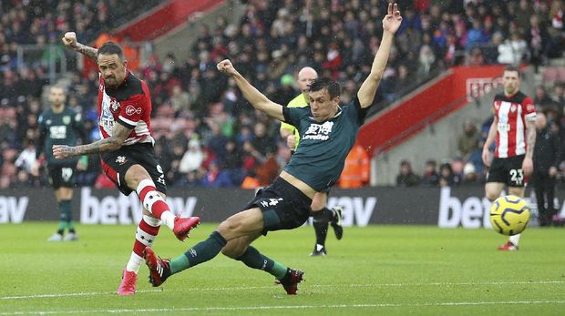 Southampton's Danny Ings, left, scores his side's first goal of the game against Burnley, during their English Premier League soccer match at St Mary's Stadium in Southampton, England, Saturday Feb. 15, 2020. (Nigel French/PA via AP)