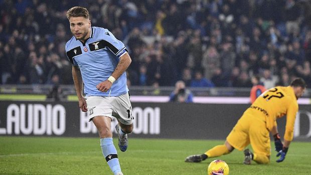 Lazio's Ciro Immobile, left, celebrates after he scored his side's first goal during the Serie A soccer match between Lazio and inter Milan, at Rome's Olympic stadium, Sunday, Feb. 16, 2020. (Alfredo Falcone/LaPresse via AP)